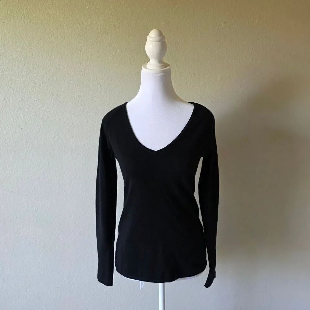Lululemon Black Long Sleeve Workout Athletic V Neck Top
